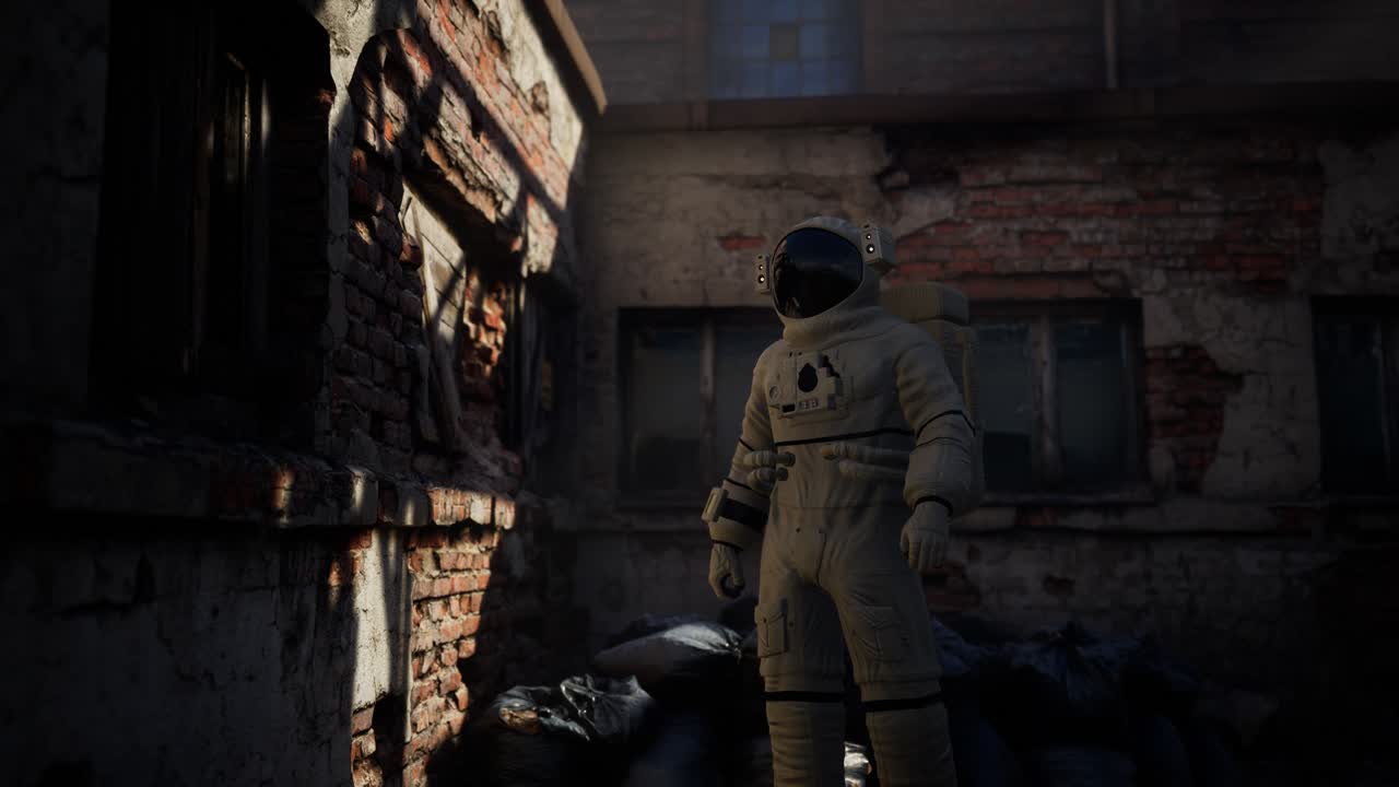 astronauta perdido cerca de edificios industriales abandonados de la vieja fábrica