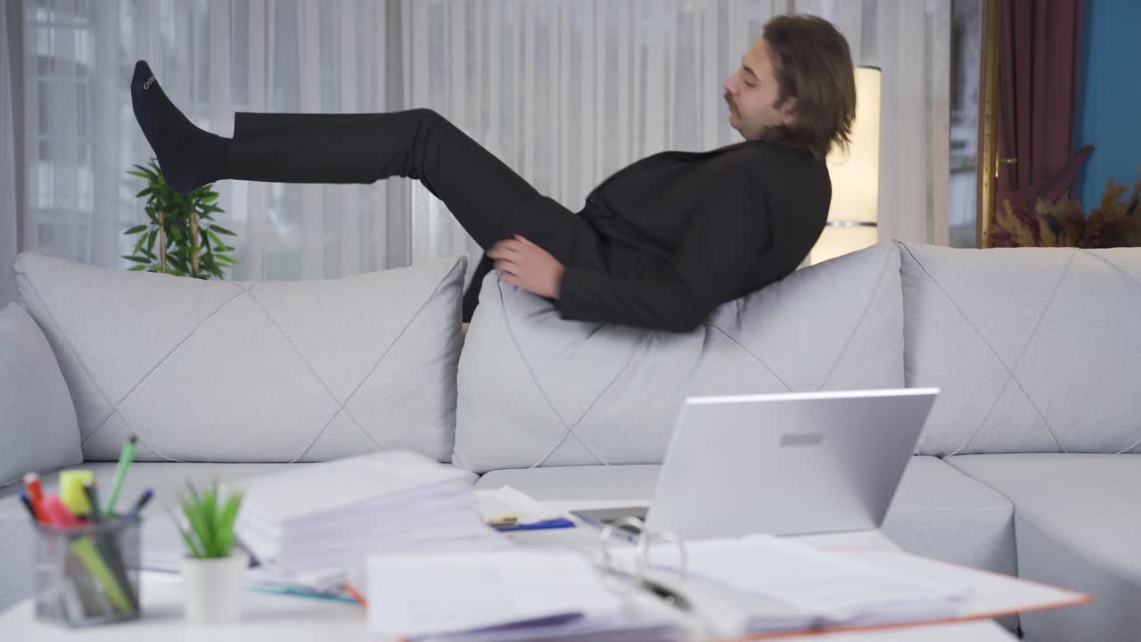 사업가가 피곤하고 지친 채로 일에서 집으로 돌아온다.