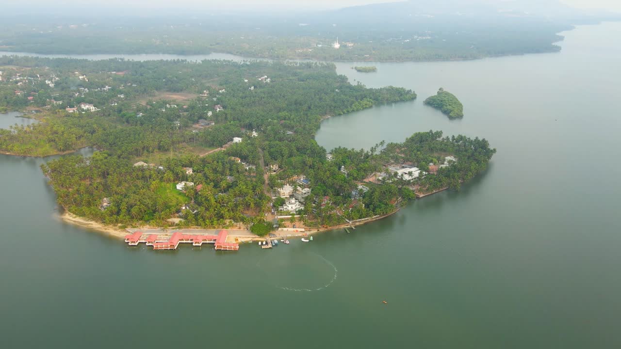 tomada aérea de drones de las serenas aguas remotas de udupi rodeadas de exuberante vegetación