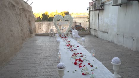 Romantischer-Verlobungsantrag-Mit-Blumen-Und-Herzaltar