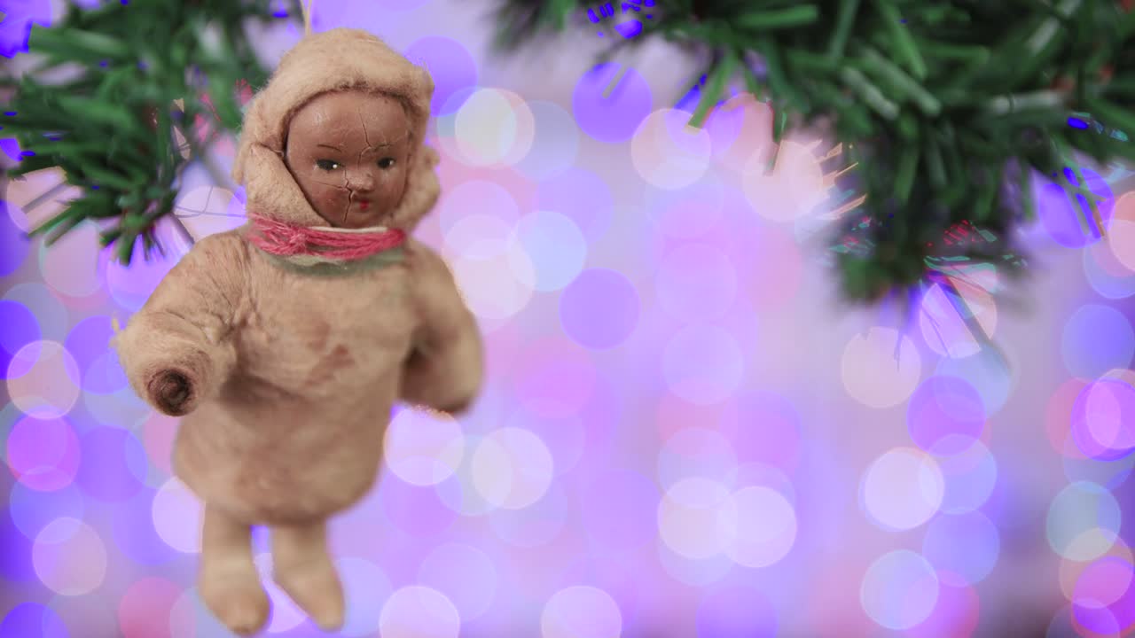 빈티지 크리스마스 장난감 검은 소녀 복사 공간