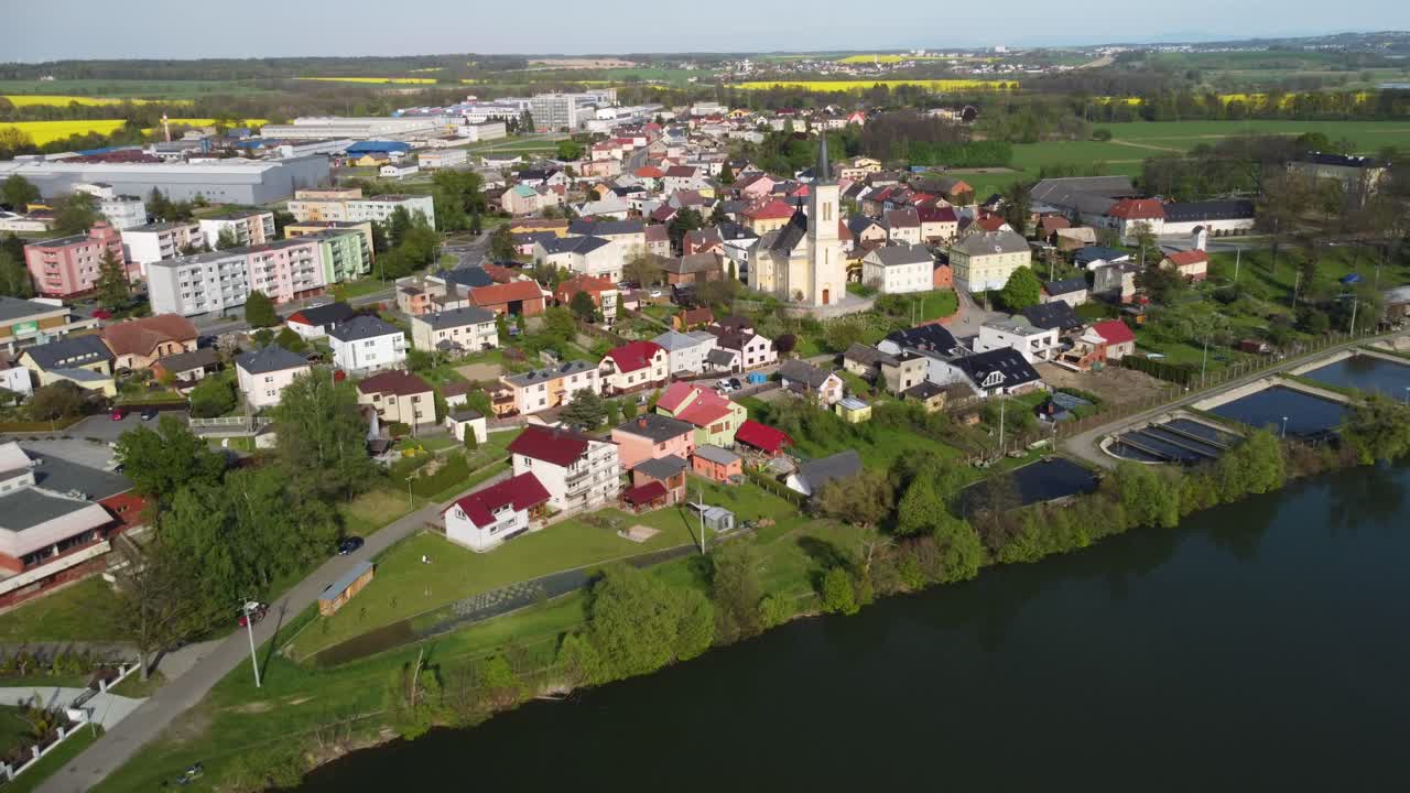 유럽 마을의 아름다운 여름 - 시골 집의 배경에 녹색 필드 뷰