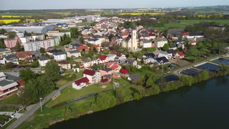 hermoso verano en el pueblo europeo - vista de campo verde en el fondo de las casas de campo