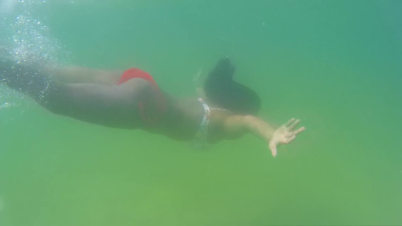 강한 바람에 의해 보호되고 작은 보트를 위한 천연 항구 역할을 하는 작은 호수의 놀라운 드론 영상