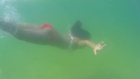 asombrosas imágenes de drones de un pequeño lago protegido por fuertes vientos y que sirve como puerto natural para pequeñas embarcaciones