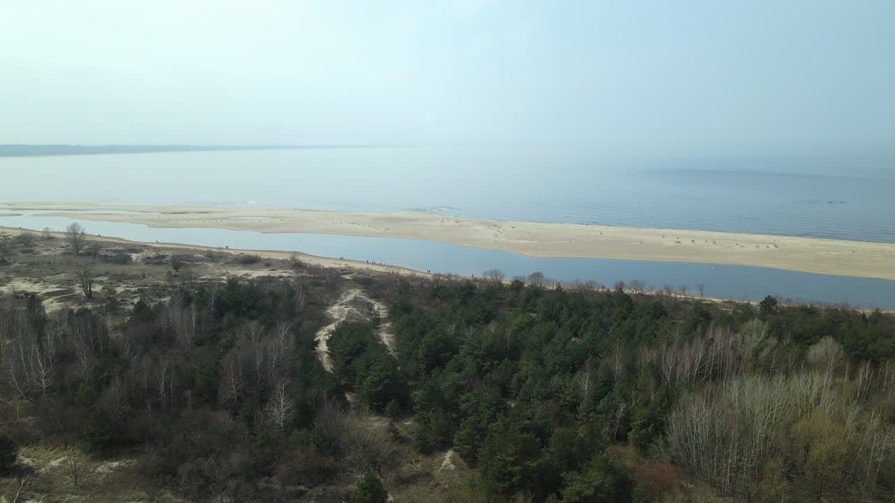 vista aérea - costa de la reserva natural mewia lacha y mar báltico, naturaleza de polonia, drone dando la vuelta