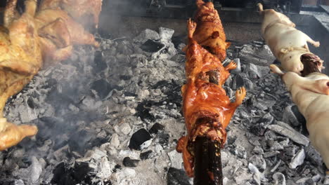 este video muestra un cuy asado en cuenca, ecuador
