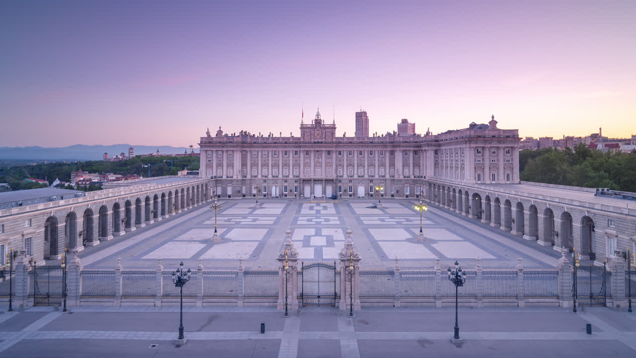 hermoso amanecer desde lo alto de la catedral de la almudena, madrid