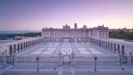 hermoso amanecer desde lo alto de la catedral de la almudena, madrid