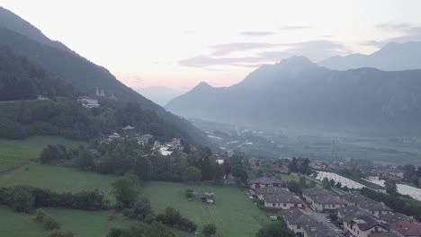 Luftaufnahme-Von-Levico-Terme,-Italien,-Während-Des-Sonnenaufgangs-Mit-Aufsteigender-Drohne