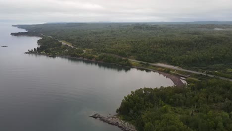 Hermoso-Paisaje-En-La-Costa-Norte-De-Minnesota-Durante-El-Verano-Junto-Al-Lago-Superior