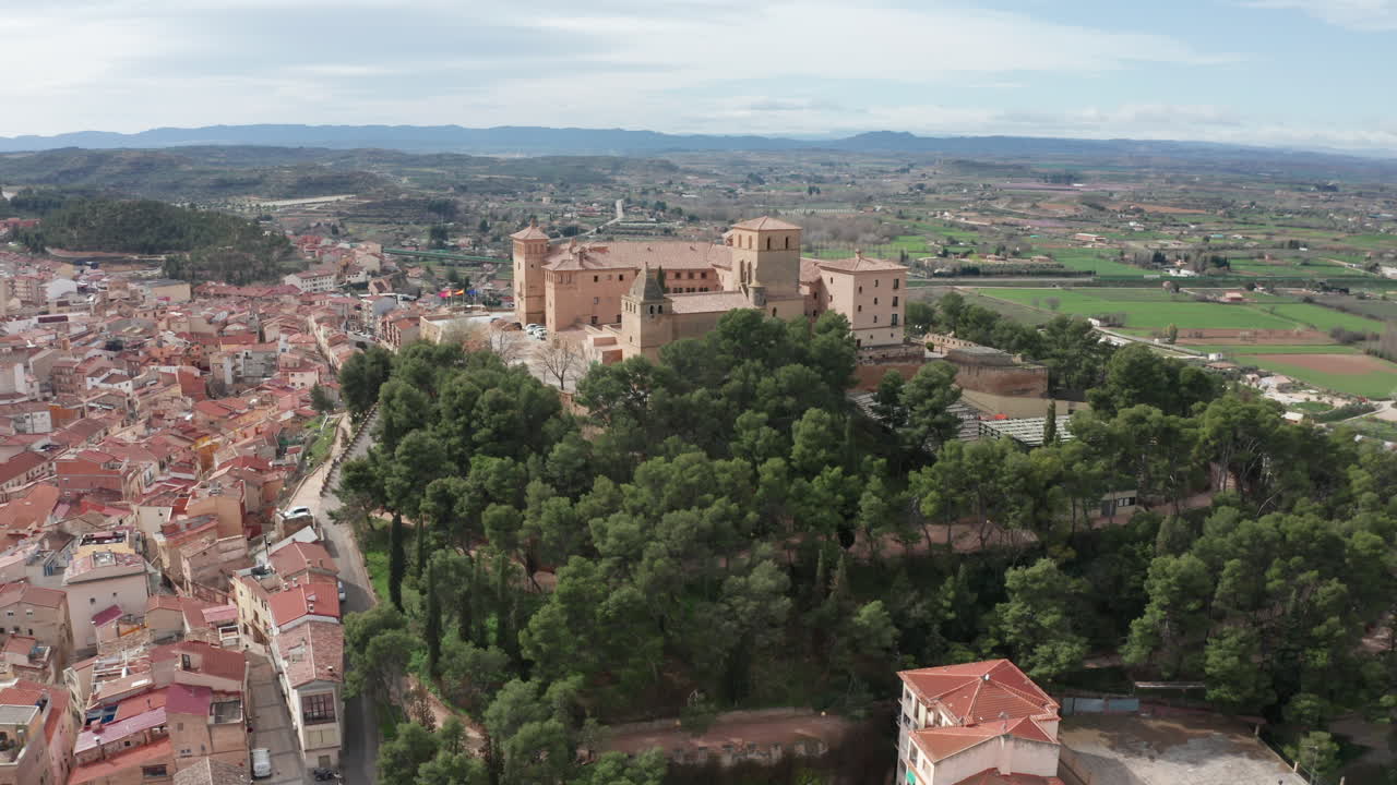 파라도르 데 알카니즈 테루엘 (parador de alcañiz teruel) 은 소나무가 있는 바위 언덕 위에 있는 스페인의 공중 사진이다.