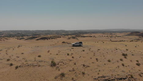 tiro giratorio aéreo del vehículo en el desierto