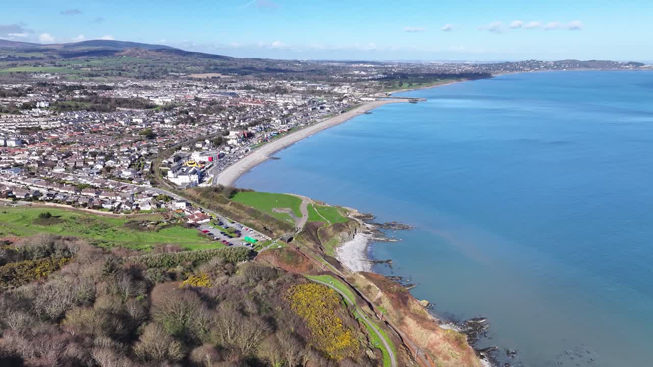 Abertura aérea para a Cidade de Bray e orla marítima sobre a linha costeira. Condado de Wicklow, Irlanda.