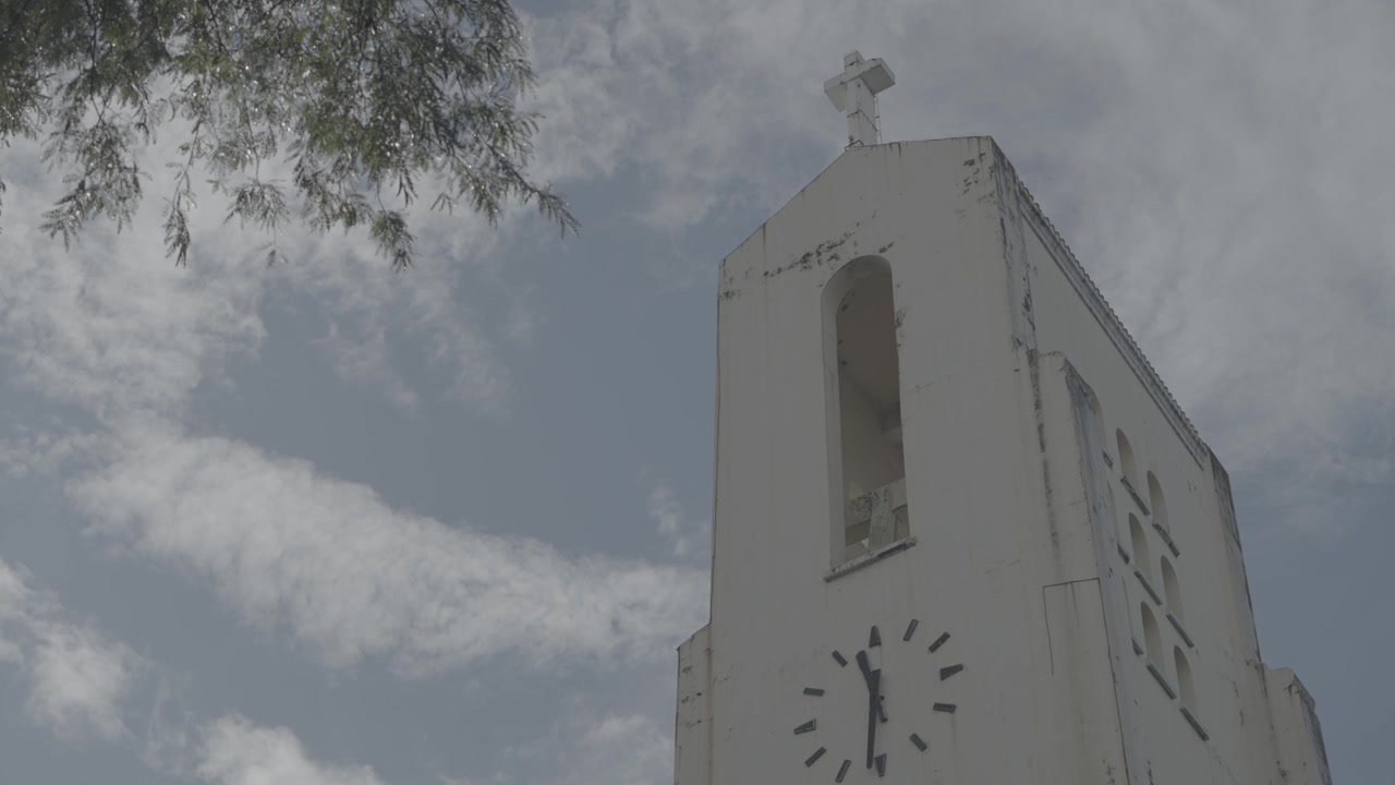 Ripresa statica 4K S-Log della torre dell'orologio sulla Chiesa di Santo Domingo a Quezon City, Filippine, che evidenzia l'iconica struttura superiore della chiesa e i dettagli architettonici in una chiara vista esterna