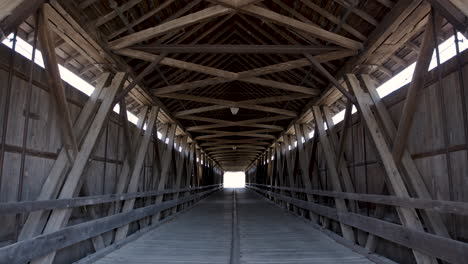 interior del viejo puente cubierto de madera que desciende desde el techo en el centro