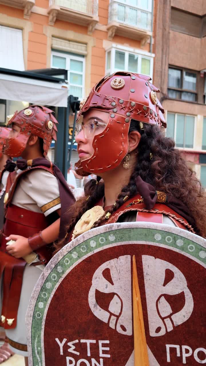 Madryt, Hiszpania, 8 sierpnia 2025: Kobieta w stroju do rzymskiej rekonstrukcji historycznej ze skórzanym hełmem. Boczny profil uczestniczki rzymskiego festiwalu, ubranej w skórzaną zbroję i trzymającej tarczę.