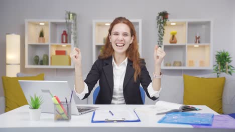 Home-Office-Mitarbeiterin-Erlebt-Freude-Beim-Blick-In-Die-Kamera.