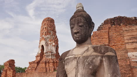 Estatua-De-Buda-En-Las-Ruinas-Del-Templo-Wat-Mahathat-En-Ayutthaya,-Tailandia