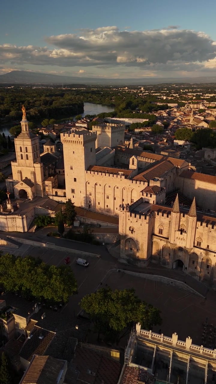 Residenza gotica, Palazzo dei Papi ad Avignone, Francia, costruito nel XIV secolo, ripresa aerea con drone.