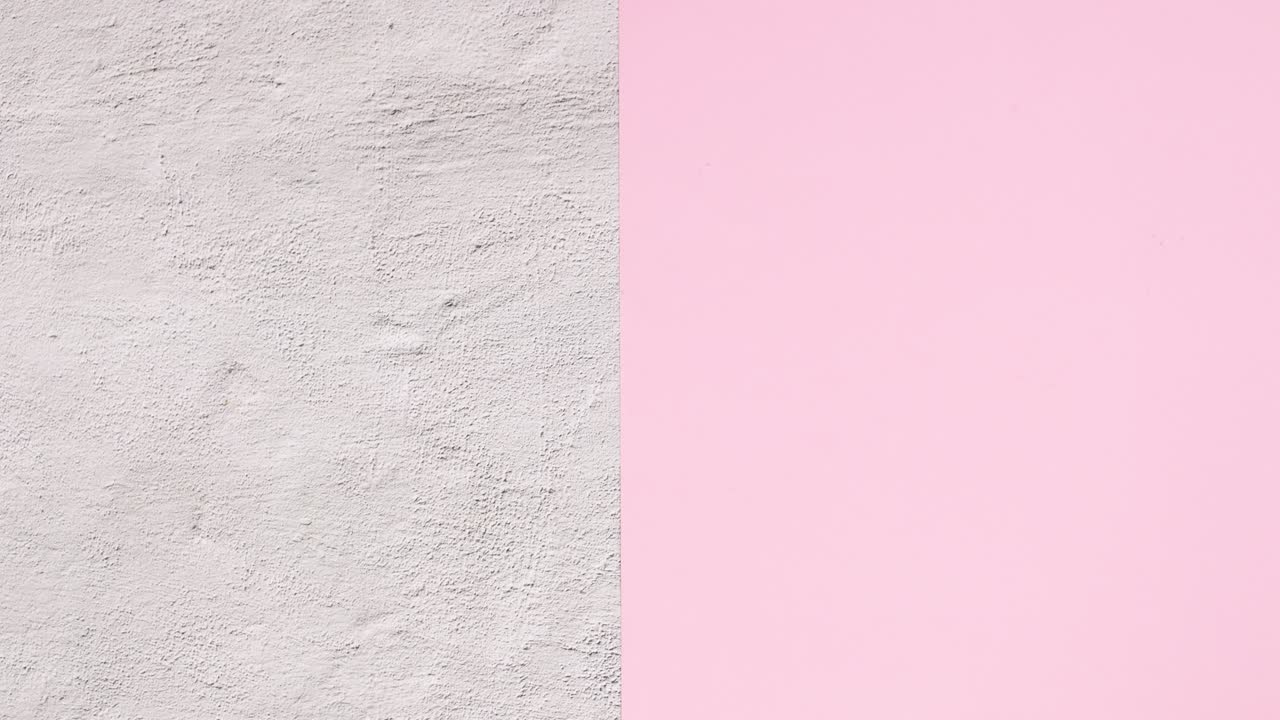 las botellas con productos cosméticos aparecen en la mesa desde el lado izquierdo y derecho. detenga el movimiento