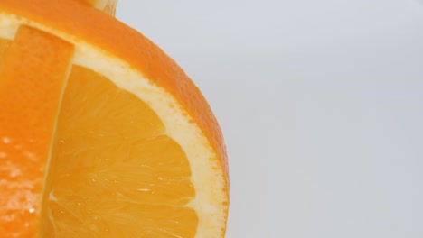 naranja sobre un fondo blanco.