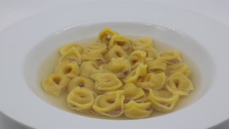 Traditionelle-Italienische-Tortellini-Isoliert-Auf-Weißem-Hintergrund