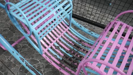columpio vacío en un parque infantil