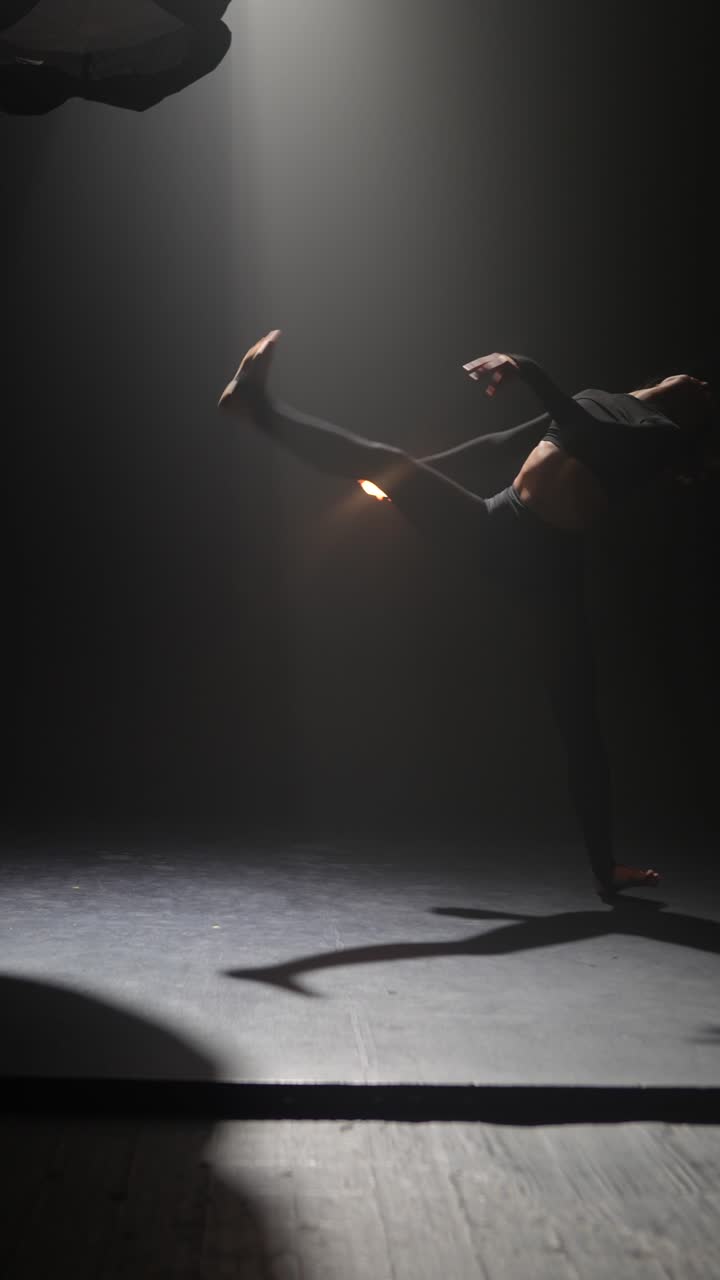 spettacolo di danza contemporanea sotto i riflettori