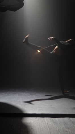 actuación de danza contemporánea bajo la luz de los reflectores