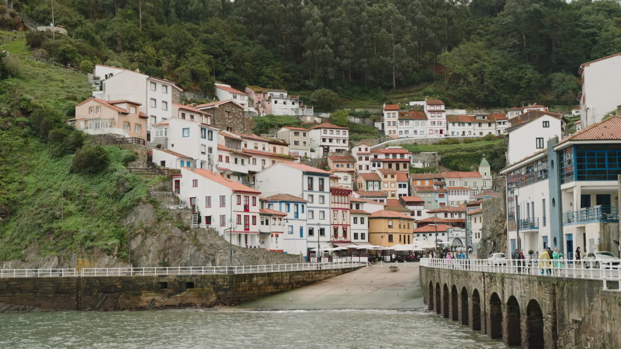 Borgo costiero colorato su una collina