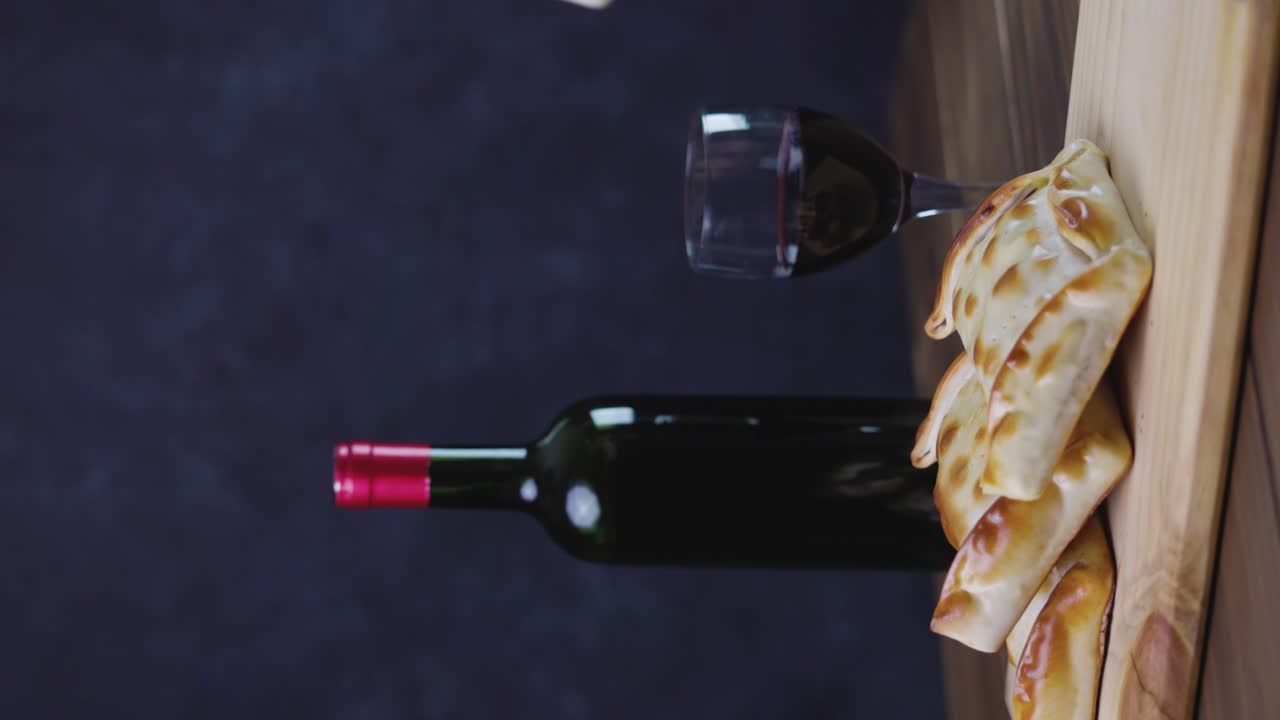 copas de vino chilenas y botella y variedad de empanadas