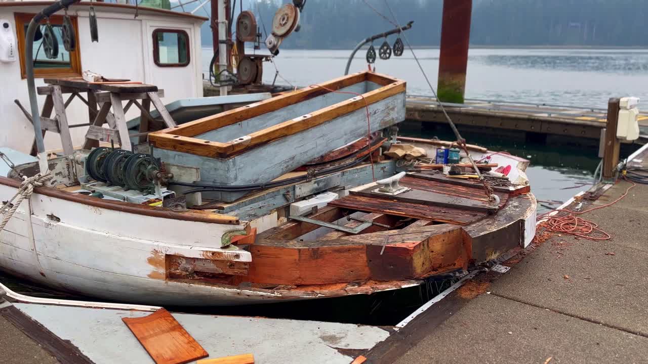 barco de madera con proa dañada para la reparación en el puerto de florencia, oregón