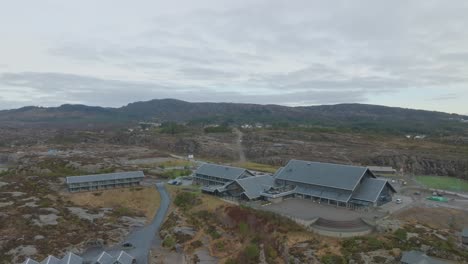 panorama hotel and resort en el sur de sotra en las afueras de bergen, noruega - antena que muestra el exterior del hotel y el paseo marítimo