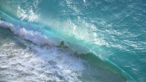 Türkisfarbene-Welle,-Die-Auf-Einen-Strand-Stürzt