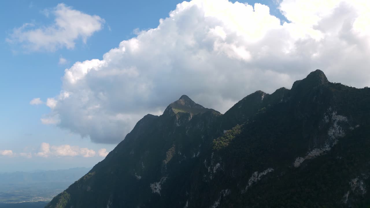 Filmato aereo realizzato con drone sulle montagne di Chiang Dao a Chiang Mai, in Thailandia, in una giornata di sole, che mostra cime spettacolari, foreste lussureggianti e paesaggi pittoreschi del nord