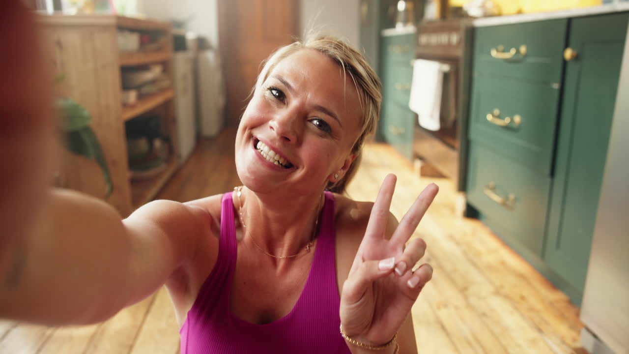 Giovane donna felice che si scatta un selfie e fa il segno della pace