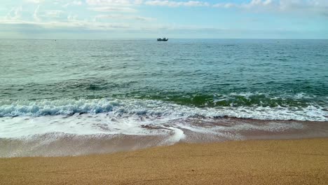 Gleitende-Filmische-Dreharbeiten-Lite-Fischerboot-Sant-Pol-De-Mar-Promenade-Mit-Blick-Auf-Das-Mittelmeer-Maresme-Tourismus-Strände-In-Barcelona