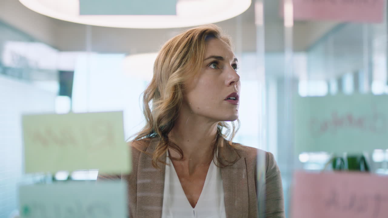 hermosa mujer de negocios usando notas adhesivas lluvia de ideas planificación estrategia resolución de problemas con creatividad mapa mental trabajando en la solución en la oficina 4k