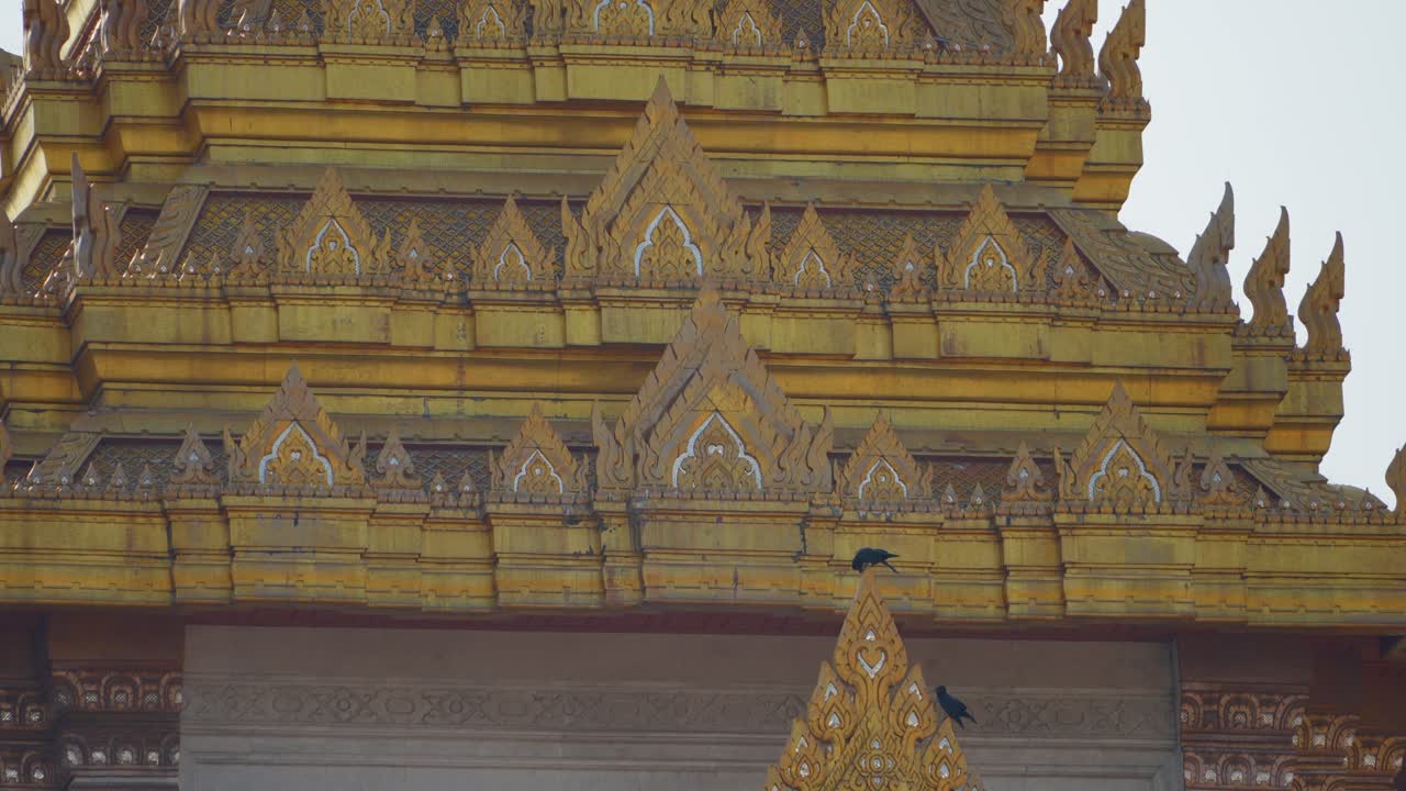 Vista ravvicinata dei motivi del tetto e del design ornamentale di un tempio buddista thailandese