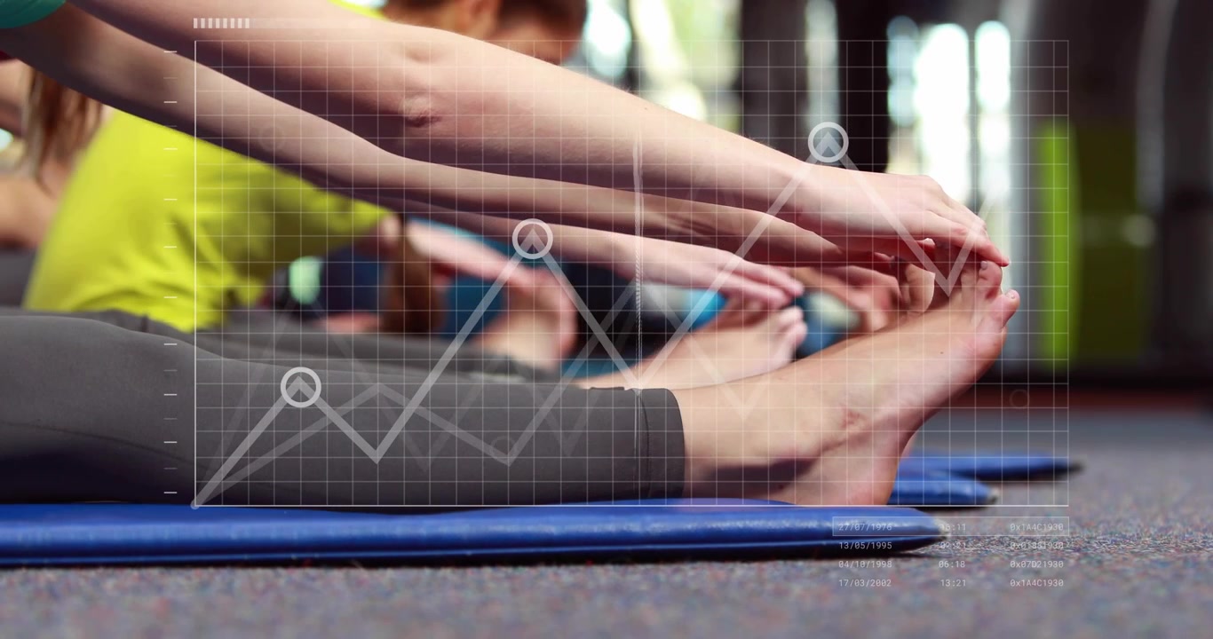 Instructor dando indicaciones a un grupo de fitness que toca las puntas de los pies en colchonetas azules, con una superposición de mapa sobre los pies rastreando la movilidad.