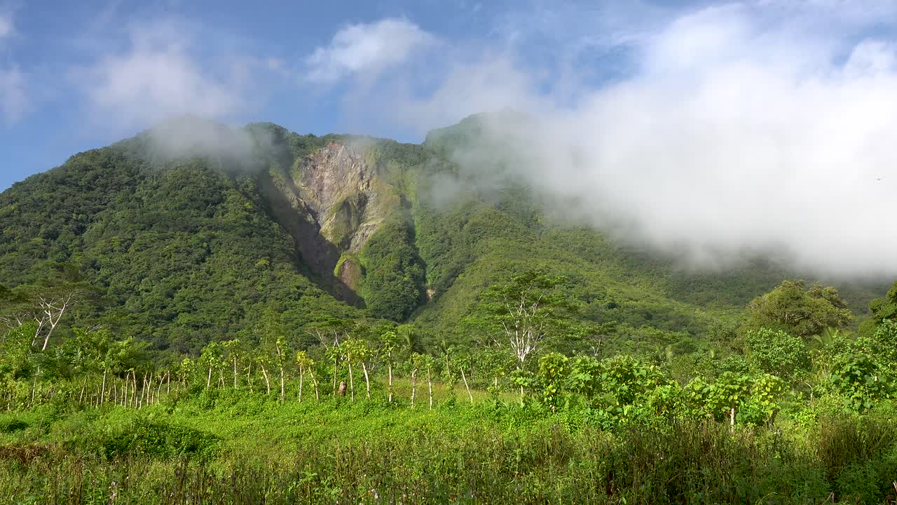 nubes pasando sobre un volcán inactivo en asia 4k timelapse
