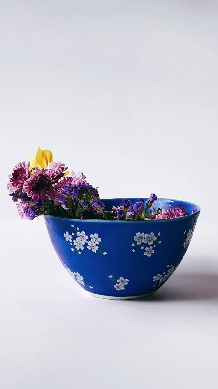 cuenco azul con flores