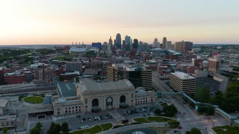 Schöne-Luftaufnahme-Der-Skyline-Von-Kansas-City-Bei-Sonnenuntergang