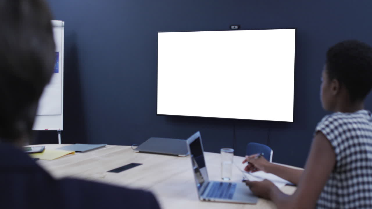 gente de negocios diversa en una videollamada con pantalla en blanco