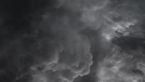 Blitze-Auf-Dunklen,-Dicken-Wolken,-Gewitter