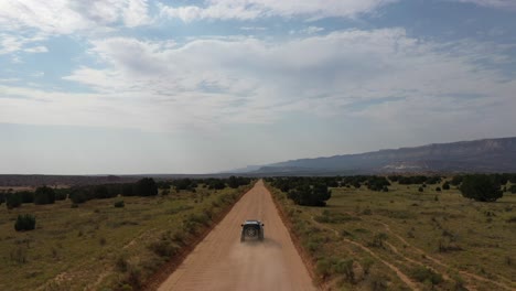 vehículo todoterreno que pasa por la carretera del desierto en el parque nacional escalante en utah