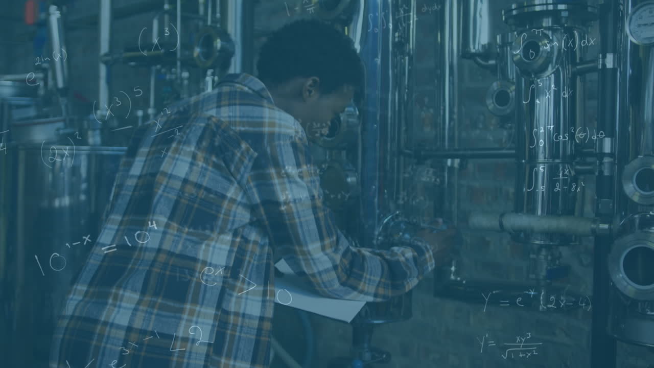 수학 수식의 애니메이션 아프리카계 미국인 여성 엔지니어