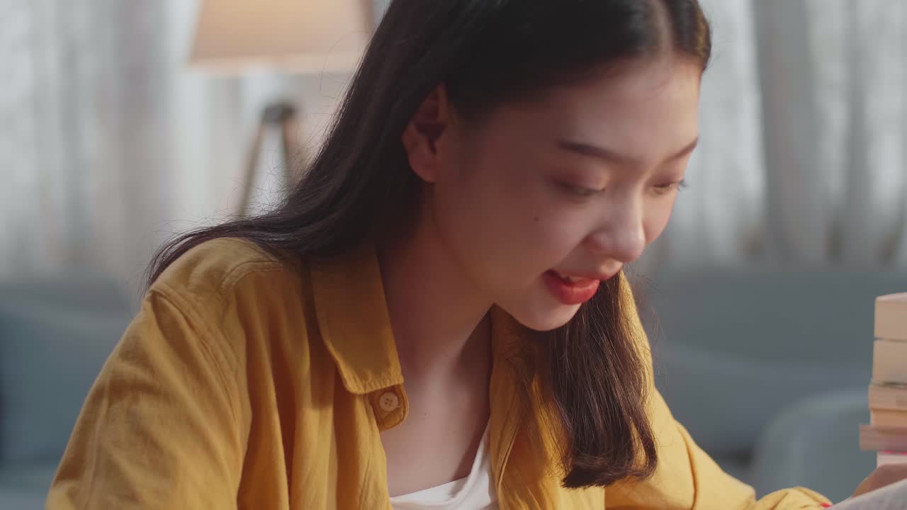 집에서 공부하는 젊은 여성