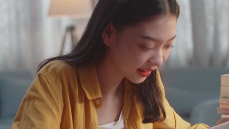 집에서 공부하는 젊은 여성